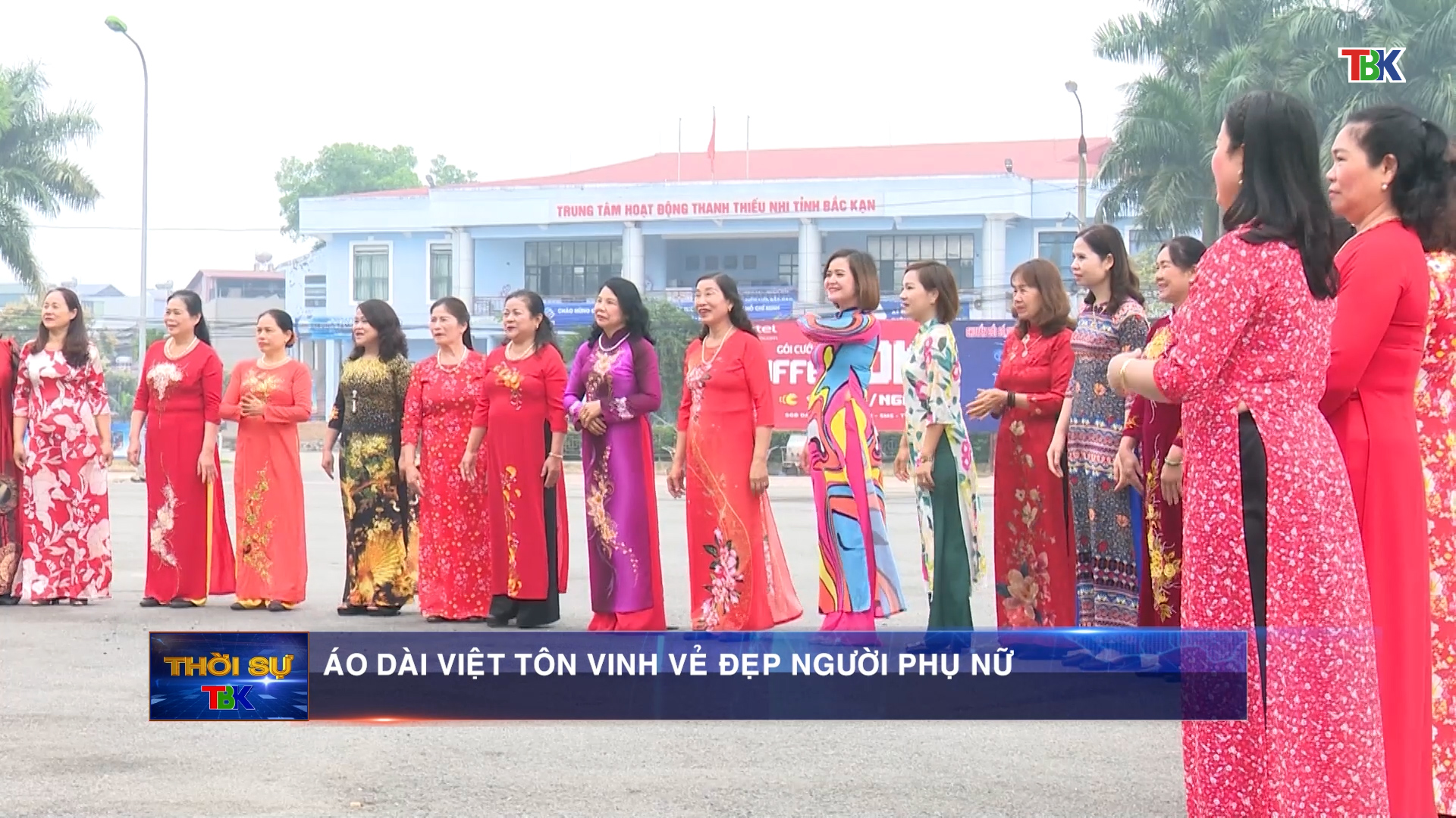 Áo dài Việt tôn vinh vẻ đẹp người phụ nữ