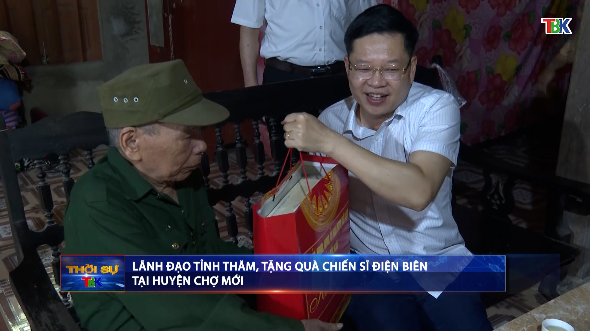Lãnh đạo tỉnh thăm, tặng quà chiến sĩ Điện Biên tại huyện Chợ Mới