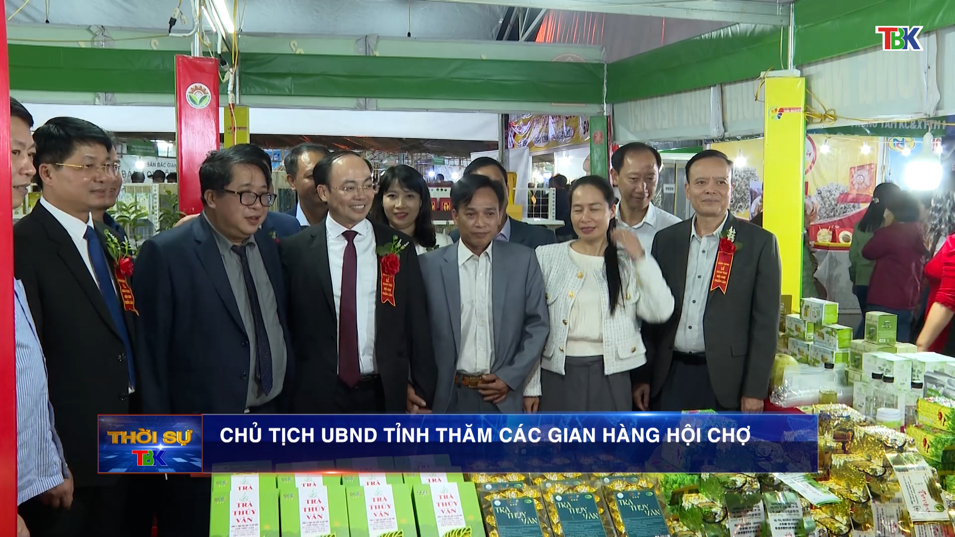 Chủ tịch UBND tỉnh Nguyễn Đăng Bình thăm các gian hàng Hội chợ