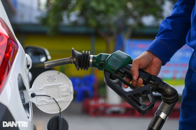 Giá xăng tăng trên dưới 600 đồng/lít, dầu giảm gần 1.000 đồng/lít - 1