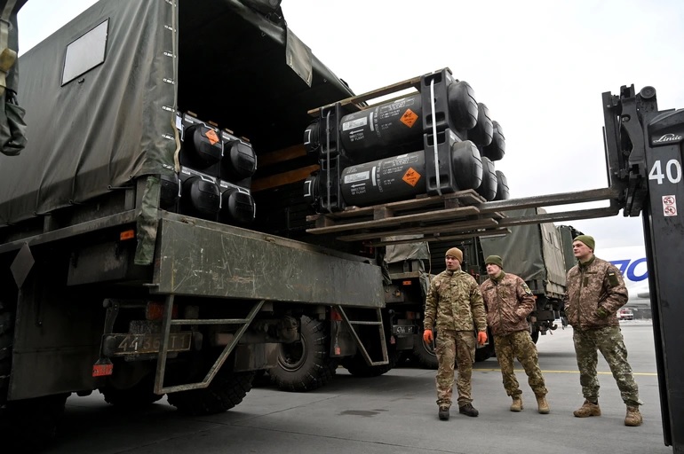 Vũ khí hạng nặng của Mỹ đến Ukraine, Nga cảnh báo hậu quả tồi tệ