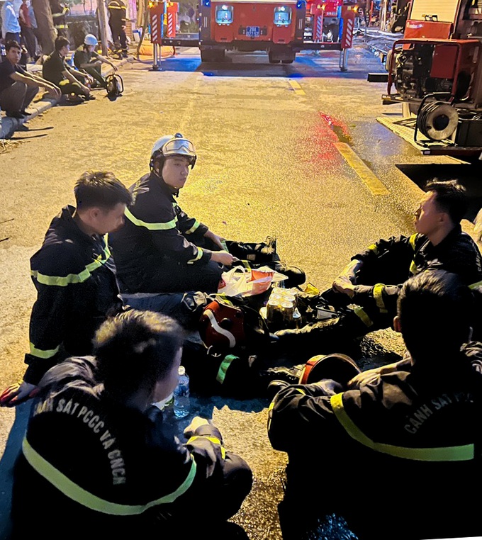 Những chiến sĩ kiệt sức sau đám cháy, đau đớn trước hy sinh của đồng đội - 12