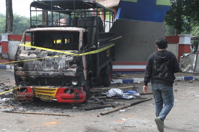 Vụ giẫm đạp khiến 129 người chết trong thảm kịch bóng đá ở Indonesia - 12