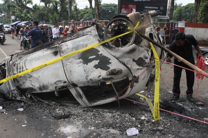 Vụ giẫm đạp khiến 129 người chết trong thảm kịch bóng đá ở Indonesia - 11