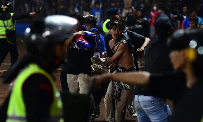 Vụ giẫm đạp khiến 129 người chết trong thảm kịch bóng đá ở Indonesia - 5