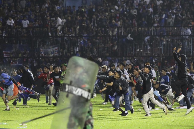 Vụ giẫm đạp khiến 129 người chết trong thảm kịch bóng đá ở Indonesia - 1