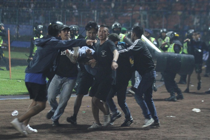 Vụ giẫm đạp khiến 129 người chết trong thảm kịch bóng đá ở Indonesia - 7