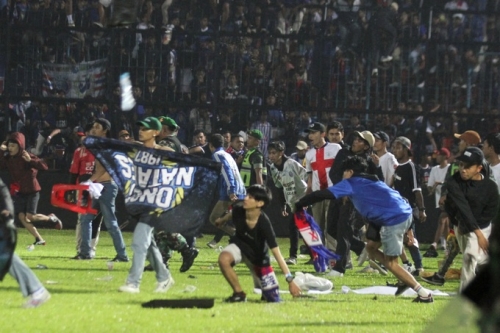 Vụ giẫm đạp khiến 129 người chết trong thảm kịch bóng đá ở Indonesia