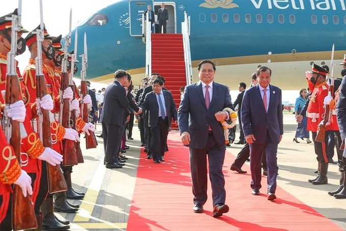 Thủ tướng Phạm Minh Chính tới Thủ đô Phnom Penh, bắt đầu chuyến thăm chính thức Campuchia - 4